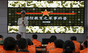 蓝天社在残疾人之家进行军事科普