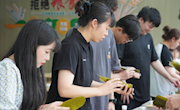 澳门太阳游戏城app2023届毕业生参加包粽子活动